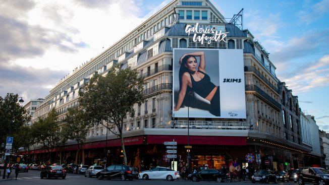 Бренд Skims Ким Кардашьян привлек 225 млн в рамках последнего раунда финансирования увеличив свою оценку до 5 млрд Состояние предпринимательницы и звезды реалити шоу достигло 1 9 млрд Marc Piasecki Getty Images