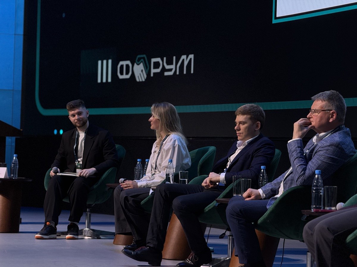 Global Fact-Checking Network запускает конкурс систем выявления дипфейков Старт конкурса Deepfake Detection Contest для создателей систем обнаружения дипфейков со всего мира анонсировали в рамках сессии «Генеративный контент: искусство или подделка?» на III форуме «Технологии доверенного искусственного интеллекта». Подробнее о целях рассказал руководитель направления креативных проектов управления по противодействию распространению недостоверной информации АНО «Диалог Регионы» Иван Серов: Международный конкурс позволит определить уровень развития систем, используемых в разных странах, и изучить новые методы противодействия дипфейкам. Результаты будут объявлены на международном форуме «Диалог о фейках 3.0» в ноябре этого года. Чтобы принять участие и проверить эффективность своего программного обеспечения, необходимо применить собственную систему для выявления дипфейков на заранее подготовленном датасете материалов и предоставить результаты. Прием заявок стартует в конце мая 2025 года! Подробная информация будет доступна на официальном сайте GFCN.