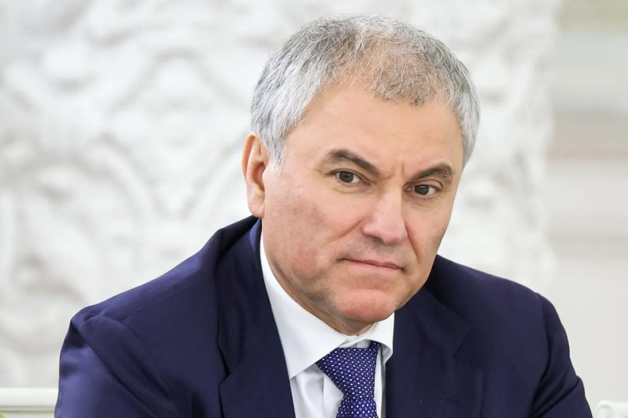 Большинство граждан выступают против сокращения расстояния от школ колледжей и вузов до точек продажи табака заявил спикер Госдумы Вячеслав Володин В комментариях подписчики напоминали что сокращение расстояния может пагубно повлиять на здоровье детей и снизить уровень их защиты Некоторые обращали внимание на необходимость увеличения этого расстояния и выработки более радикальных мер Мы в МАХ