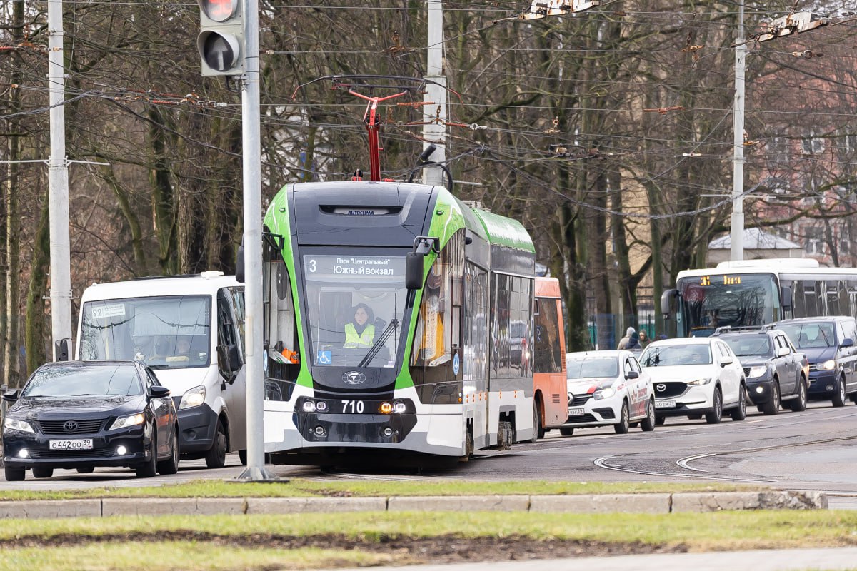 Беспрозванных не исключил что в Калининграде появятся новые трамвайные линии Трамвайную инфраструктуру ждет пересмотр Как рассказал губернатор во время пресс конференции в региональном информационном центре ТАСС пока власти занимаются существующими маршрутами Вы уже наверное обратили внимание что мы начали менять пути Это очень важно потому что их плохое состояние сдерживает покупку новых трамваев Сама сеть маршрутов тоже требует особого внимания Ее надо рассмотреть с точки зрения развития города с учетом тех же троллейбусов которые у нас на автономном ходу могут до 40 километров проезжать Сейчас привезем электробус посмотрим как он у нас работает Все это требует комплексного расхода По словам губернатора город уже выделил средства на проектирование трамвайной сети Задача минимум те линии которые уже есть Задача максимум посмотреть какие еще линии дополнительно мы будем использовать сообщил глава региона Фото Александр Подгорчук