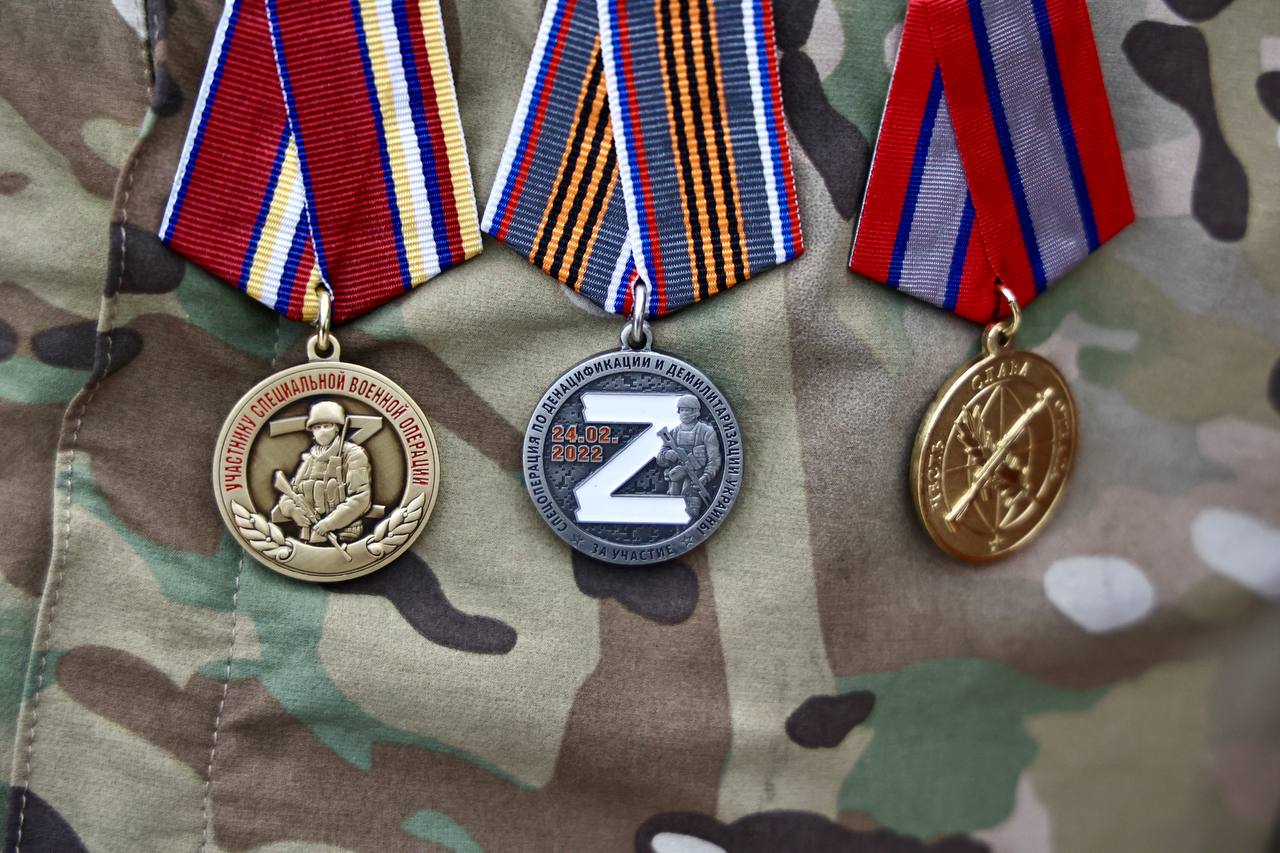 Третий модуль программы Герои Южного Урала пройдет в Магнитогорске Программа созданная по инициативе губернатора Челябинской области Алексея Текслера направлена на подготовку квалифицированных руководителей из числа ветеранов СВО для работы в государственной и муниципальной власти а также в общественных и коммерческих организациях Первый модуль был посвящен Государственной политике и системе управления а второй охватывал экономические и финансовые аспекты Теперь 58 участников отобранных из 1056 претендентов будут углубляться в региональное и муниципальное управление В качестве спикеров мы постарались привлечь как можно больше практиков в первую очередь представителей местного самоуправления глав и их заместителей Это тот уровень власти который наиболее близок к населению и именно здесь решаются самые актуальные задачи и проблемы подчеркнул вице губернатор Роман Воллерт Третий модуль стартует завтра и продлится 10 дней Он охватит темы такие как территориальное планирование развитие образования и здравоохранения социальная политика и экономика региона Обучение будет построено на сочетании теории и практики завершится итоговым тестированием и экзаменом eugenejut