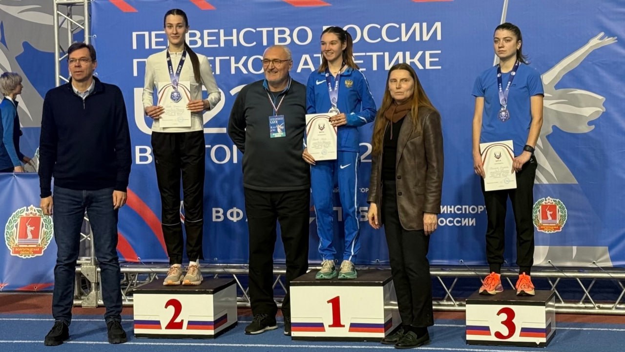 Два спортсмена из Псковской области принимают участие в первенстве России и во всероссийских соревнованиях по лёгкой атлетике среди спортсменов до 23 лет Соревнования проходят в Волгограде Об этом сообщили в региональной Федерации лёгкой атлетики Псковичка Елизавета Николаева выступает в двух дисциплинах в финальном забеге на 2 000 метров с препятствиями и в беге на 5 000 метров Великолучанин Дмитрий Блюме соревнуется в беге на 400 и 200 метров Фото Федерации лёгкой атлетики Псковской области