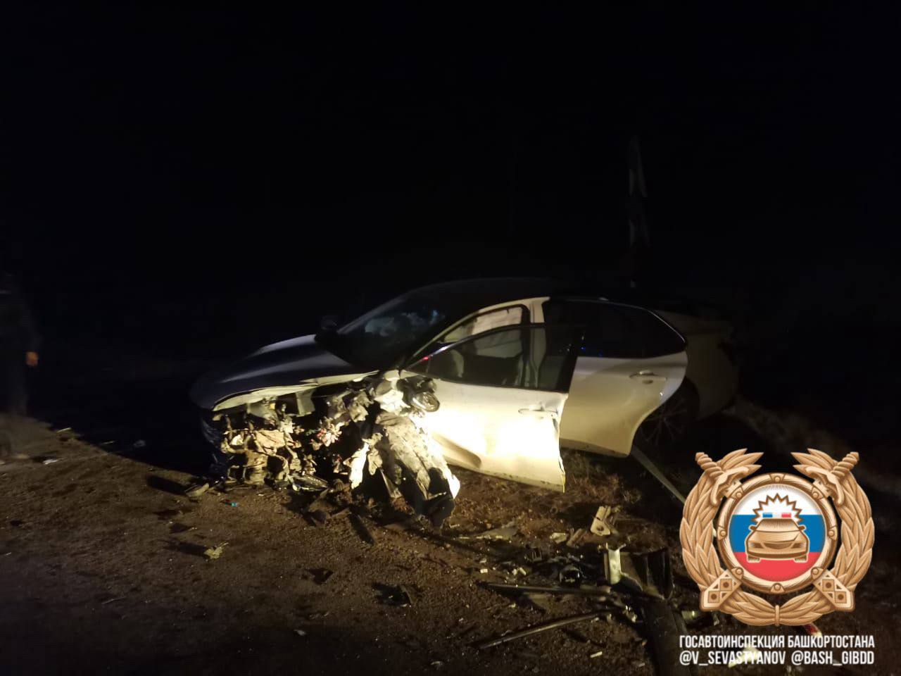 Пострадали 8 человек 3 пострадавших включая ребенка находятся в больнице 1 Стерлитамака Их состояние оценивается как средней степени тяжести Еще 3 были направлены на амбулаторное лечение Напомним ДТП произошло в ночь с пятницы на субботу на 45 км автодороги Стерлитамак Стерлибашево Федоровка По данным ГАИ 76 летний водитель ВАЗ 2115 выехал на встречку где лоб в лоб столкнулся с Тойотой Камри а затем с Audi A6 Водитель и пассажир отечественного авто погибли на месте Подписывайся на БСТ