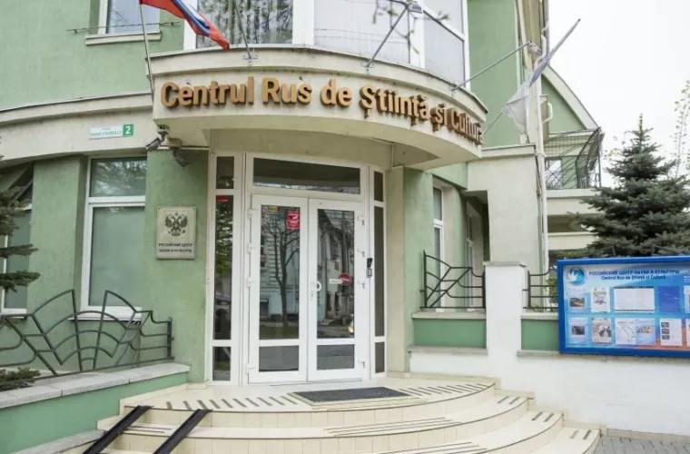 Союз Русских Общин Приднестровья обратился к жителям республики с призывом поддержать петицию против закрытия Русского дома в Кишинёве Культурные фестивали конкурсы выставки литературные и исторические вечера образовательные программы акции ко Дню Победы в Великой Отечественной войне форумы и конференции молодежные культурно просветительские и образовательные проекты обучение по квотам в России для наших абитуриентов вот некоторые из огромного количества направлений гуманитарной деятельности Представительства Россотрудничества в РМ Закрытие Русского Дома в Кишиневе лишает огромное число наших сограждан возможности доступа к этим важным инициативам говорится в обращении Напомним 5 ноября Правительство Молдовы приняло решение закрыть Русский дом По мнению молдавских властей центр используется в качестве инструмента в гибридной войне России против Молдовы