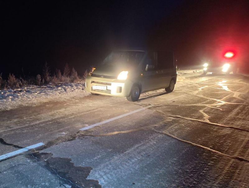 В Бурятии сбили идущего вдоль дороги мужчину  ДТП произошло вчера вечером в Иволгинском районе Бурятии. Как сообщили в ГИБДД, 41-летний водитель автомобиля «Хонда Мобилио» в 9 км от села Тапхар сбил идущего вдоль дороги 31-летнего мужчину. В результате наезда пешеход получил травмы различной степени тяжести и был госпитализирован. Как отметили в Госавтоинспекции, на одежде мужчины, который шел в темноте, не было светоотражающих элементов. #Бурятия        Сообщить нам свою новость можно по кнопке:       Письмо в редакцию