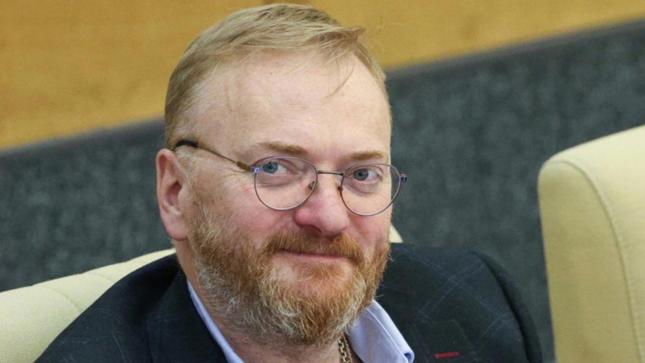 Милонов сравнил эзотерику с уринотерапией  Депутат Госдумы Виталий Милонов ответил на заявление лидера движения "Сорок Сороков" Андрея Кормухина, который предположил, что правительство не поддержало запрет рекламы эзотерики, из-за того что чиновники якобы сами пользуются услугами экстрасенсов. Слова парламентария приводит "Газета.ру".  В разговоре с изданием Милонов назвал такие высказывания преувеличением и усомнился, что кто-то из высокопоставленных лиц всерьез может обращаться к услугам этих «нехристей».  "Потому что обращаться к эзотерикам – это стыдно. Это, безусловно, свидетельство крайне невысокого интеллектуального статуса и крайне низкого морального духа", – сказал депутат.   Политик также сравнил подобные услуги с уринотерапией и "прочими лженаучными теориями", поскольку эзотерики – "это, безусловно, мошенники".  Фото: Антон Новодережкин / ТАСС