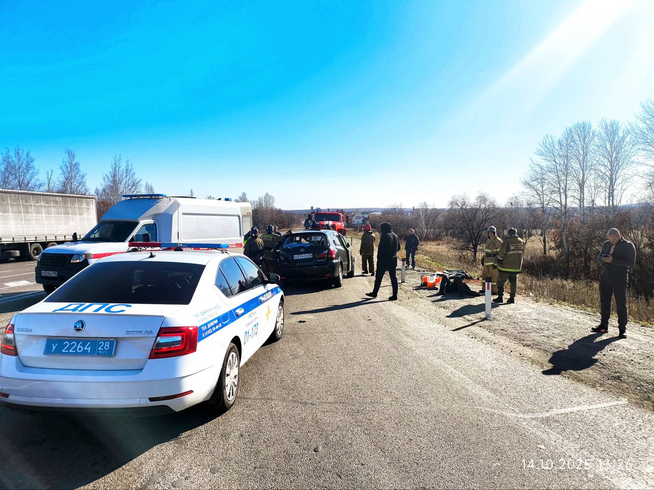 Сотрудниками полиции устанавливаются обстоятельства дорожно транспортного происшествия произошедшего 14 октября на 1621 км автодороги Амур в Бурейском муниципальном округе По предварительной информации в 12 35 водитель 1963 года рождения управляя автомобилем Toyota Ipsum совершил столкновение с Freightliner В результате автоаварии водитель Toyota а так же его пассажир 1970 года рождения доставлены в медицинское учреждение Подписывайтесь на канал Госавтоинспекции Амурской области