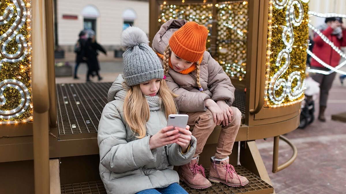 Половина родителей в России следит за перемещением своих детей и контролирует время использования ребенком гаджетов  А 44% родителей ограничивают потребление детьми контента в интернете  И только 12% родителей не используют цифровые сервисы для обеспечения безопасности детей вовсе  Эти результаты получил центр инноваций Future Crew  входит в цифровую экосистему МТС  по результатам опроса 1000 человек с детьми от 6 до 15 лет  Практически четверть опрошенных используют специальные программы и мобильные приложения для отслеживания местоположения детей  16% применяют с этой целью встроенные в смартфон функции, 12% – сервисы от интернет-провайдеров и операторов связи  Полагаются на умные часы и специальные GPS-трекеры 12 и 9% родителей соответственно, подсчитали эксперты Future Crew  Популярность набирают бюджетные бренды, позволяющие вести родительский контроль без особых затрат    Подписаться