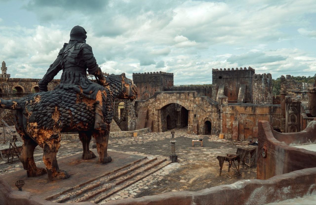 РИА56 Как похорошел Арканар завершились съемки сериала Трудно быть богом Erid 2RanykdY4KB Завершились съемки восьмисерийной остросюжетной драмы Трудно быть богом 18 по мотивам одноименной повести Аркадия и Бориса Стругацких для онлайн кинотеатра Wink ru совместное предприятие Ростелекома и НМГ и телеканала НТВ Производством занимаются НМГ Студия и Team Films при поддержке Института развития интернета АНО ИРИ Создатели сериала впервые раскрыли полный каст проекта Подробнее на RIA56