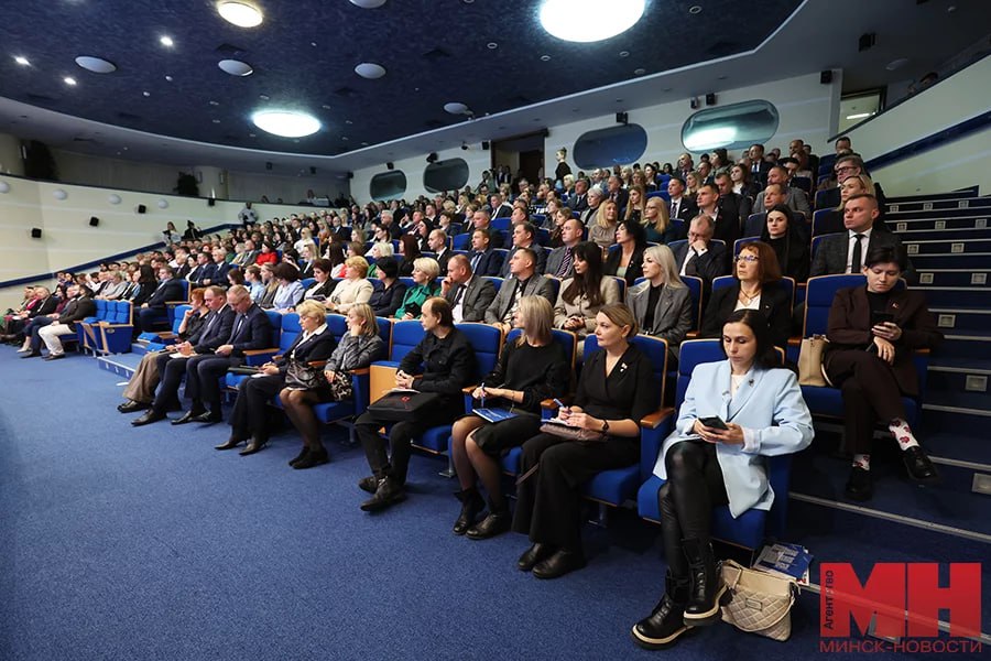 В Минске прошел городской семинар «Диалог власти и общества через медиакоммуникации».  В нем принял участие председатель Мингорисполкома Владимир Кухарев.    Роль СМИ в единой коммуникации сложно переоценить. Они находятся в авангарде, делают все, чтобы любой житель нашего города имел доступ к достоверной информации. Сегодня, при вступлении в электоральную кампанию, очень важно донести информацию до каждого человека. Семинар — это обучение для каждого из нас тому, как быть объективным, пониманию справедливости и правды. Надеюсь, каждый почерпнет для себя что-то полезное и нужное.   Модератором диалога выступила начальник главного управления идеологической работы и по делам молодежи Мингорисполкома Ольга Чемоданова.  «Минск-Новости» MINSKNEWS.BY Telegram Viber FB  VK Inst TikTok  YouTube