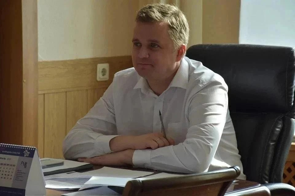 Суд оставил в СИЗО экс-мэра Троицка Александра Виноградова  Суд в очередной раз отказался смягчать меру пресечения для бывшего главы Троицка Челябинской области Александра Виноградова. Экс-градоначальнику предписали оставаться под стражей до 4 сентября.  Как сообщает ЕАН, адвокаты просили перевести Виноградова под домашний арест либо выпустить его под залог. При этом сторона обвинения утверждала, что поводов отпускать бывшего мэра из СИЗО нет, и Челябинский областной суд с ней согласился.  Александра Виноградова обвиняют в получении взятки деньгами и беговой дорожкой. По версии следствия, за подношения экс-мэр помог бизнесмену с документами на строительство магазина. Три недели назад дело Виноградова передали в суд.  Это не первый судебный процесс в биографии бывшего главы Троицка. Ранее его обвиняли в незаконной передаче котельных от одной фирме другой, но позже оправдали, причем дважды. В СИЗО Александр Виноградов находится с конца 2023 года.