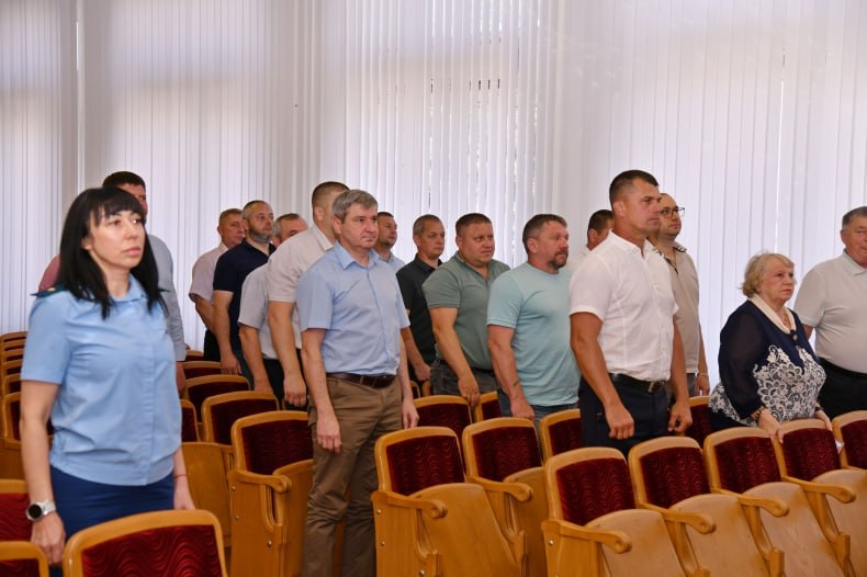 Состоялось XXXII заседание I созыва Совета Свердловского муниципального округа Под председательством Бориса Семиошко депутаты обсудили и утвердили ключевые финансовые решения: об утверждении отчета об исполнении бюджета, а также о внесении изменений в бюджет. Главным итогом 2024 года стал значительный профицит местного бюджета. Отчет прошел многоступенчатый контроль: публичные слушания 27 мая получили положительное заключение, а Счетная палата ЛНР подтвердила достоверность представленных данных. Постоянная комиссия по бюджетной, финансовой, налоговой и имущественной политике Совета депутатов также рекомендовала отчет к утверждению. Решение было принято единогласно всеми 19 присутствовавшими на голосовании депутатами. Вторым ключевым вопросом стало внесение изменений в бюджет на текущий, 2025 год. Внесенные изменения в решение обусловлены необходимостью более эффективного использования средств с учетом новых обстоятельств и выявленных резервов. Читать далее...