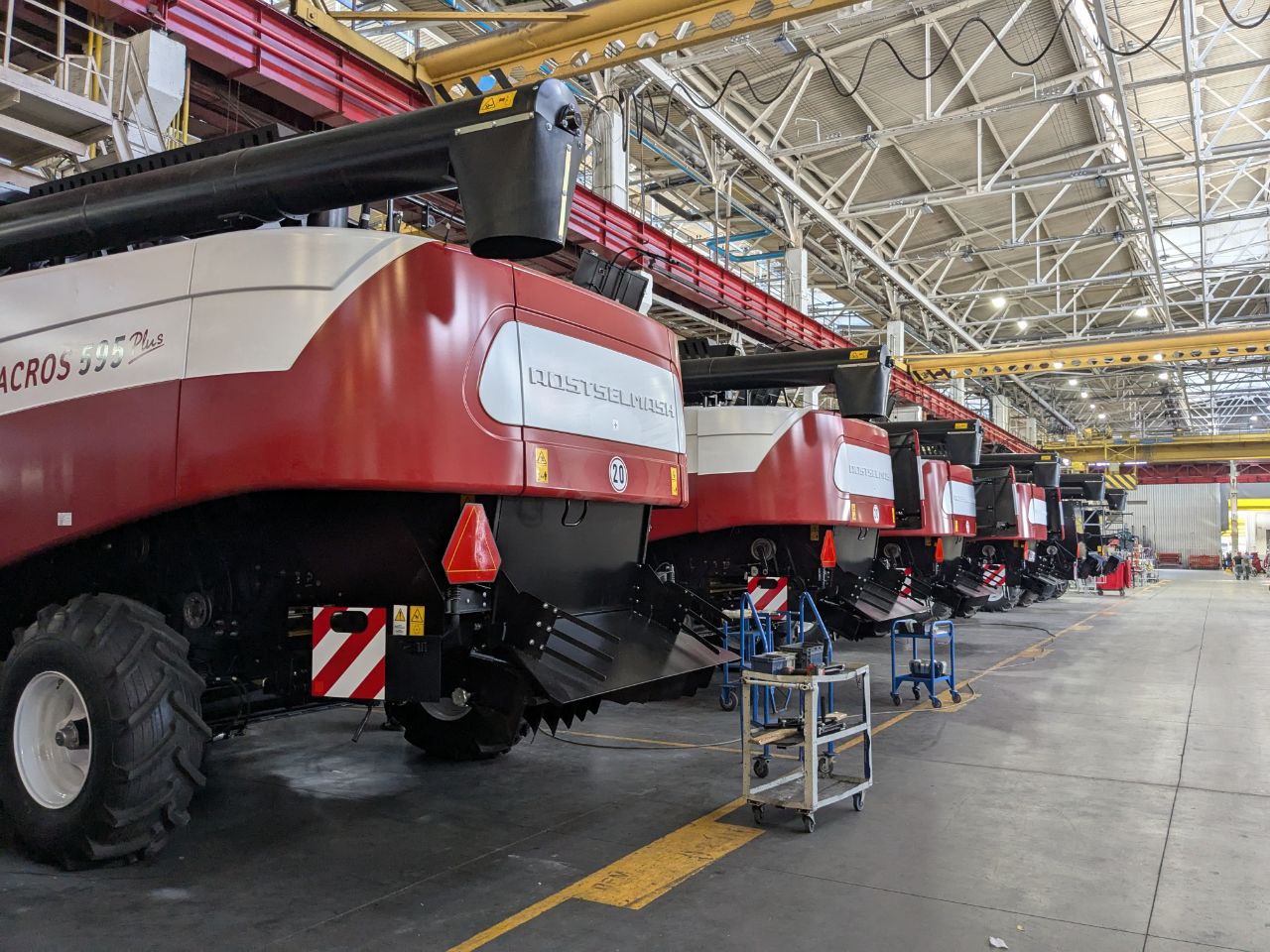 Прибыль Ростсельмаша в III квартале выросла на 26 6 в годовом отношении сообщает РБК со ссылкой на данные СПАРК Интрефакс В денежном отношении чистая прибыль предприятия в III квартале составила 94 7 млн руб Всего за первое полугодие 2025 года Ростсельмаш получил чистую прибыль в размере 64 4 млн руб что почти в 1 5 раза больше в сравнении с 2024 годом Напомним ранее Ростсельмаш из за кризиса на рынке заморозил два крупных инвестиционных проекта освоение гидростатических трансмиссий и создание завода точного литья ПроТрактор Сельхозтехника