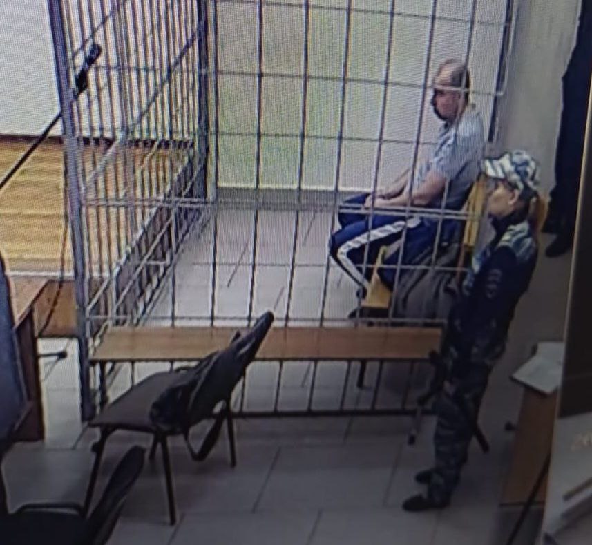 Арестован начальник службы безопасности Белоярской АЭС   Владимир Соколов обвиняется в двух эпизодах получения взятки в крупном размере  часть 5 статьи 290 УК , сообщили в пресс-службе судов Свердловской области.  За что именно Соколов получал взятки, не уточняется. В пресс-службе Белоярской АЭС сказали, что оказывают всё необходимое содействие следствию.  Белоярский районный суд Свердловской области поместил Соколова в СИЗО до 10 июня, задержан главный «безопасник» единственной на Урале атомной станции был 11 апреля.  Фото: Белоярский районный суд   Телеграм-канал   Поддержать Подписаться Прислать новость 18+