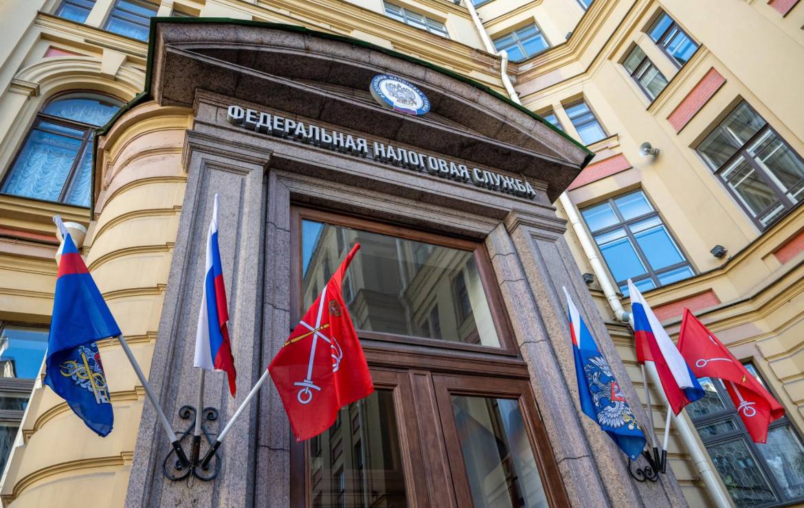 Налоговый контроль в России может стать ещё жёстче В минувшую пятницу ФНС РФ в современном формате с размахом отпраздновала своё 35 летие Налоговый орган пообещал тратить ещё больше сил и ресурсов на дальнейшее обеление российской экономики Вопреки трудностям 2020 го или 2022 го в стране и в регионах всё же растёт объём собираемых налогов И прирост обеспечен не столько повышением ставок которое происходит отнюдь не ежегодно хотя и регулярно Положительная динамика ФНС 8 поступлений в федеральный бюджет по итогам 2025 года зеркально отражается на росте расходов и сопротивлении бизнеса и граждан Своими успехами налоговики намекают мы не только научились но и постепенно снижаем негласную планку для тех кого обязательно берём на карандаш Михаил Тихонов ДП Подписаться на ДП в Telegram MAX