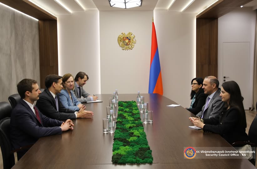 Секретарь Совбеза РА Армен Григорян принял заместителя помощника Госсекретаря США Джошуа Хака Хак выразил благодарность за теплый прием и подчеркнул готовность американской стороны содействовать дальнейшему развитию двусторонних отношений. В контексте вышеизложенного стороны обменялись мнениями по двусторонней повестке РА-США, в рамках которой Григорян подчеркнул важность непрерывности совместных усилий, направленных на развитие стратегического партнерства. На встрече также была затронута ситуация в области региональной безопасности. Секретарь Совбеза РА представил последние развития в процессе нормализации армяно - азербайджанских отношений и подчеркнул важность заключения Мирного соглашения.