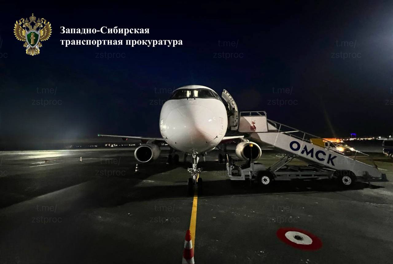 Летевший до Горно Алтайска Superjet аварийно сел в Омске Пассажирский самолёт Sukhoi Superjet 100 авиакомпании Red Wings выполнял рейс из Екатеринбурга в Горно Алтайск По технической причине он был вынужден сесть в аэропорту Омска сообщила Западно Сибирская транспортная прокуратура Пассажиры размещены в здании аэровокзала рассказали в ведомстве Подписаться Прислать новость Помочь бустами