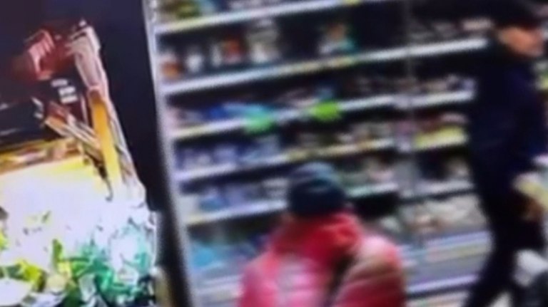 В Брянске уголовник за 20 минут дважды обокрал сетевой магазин guberniya tv proisshestviya 320058 Он вынес продукты на девять тысяч рублей и сразу сбыл с рук на улице ƃℾ подписаться прислать новость