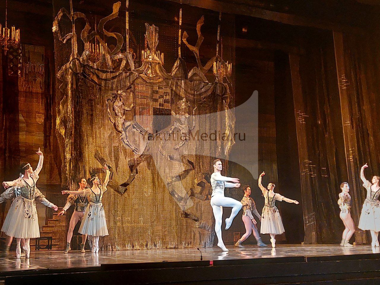 Прямо сейчас в Театре оперы и балета им Сивцева Суорун Омоллоона в Якутске идёт балет Лебединое озеро 12 Это классическая постановка по замечательной музыке Чайковского которая трогает сердца зрителей своей историей о любви верности и победе добра над злом Главные партии на сцене исполняют приглашённые известные артисты балерина Мария Буланова из Мариинского театра и рижский премьер балета Башкирского театра оперы и балета Рустам Исхаков Добавим ЧАЙКОВСКИЙ ФЕСТ ЯКУТСК 6 подарил две недели прекрасной музыки незабываемых спектаклей и творческих встреч Завершится фестиваль гала концертом с участием звезд покоривших якутскую публику лебединоеозеро Чайковскийфест YakutiaMedia Новости Якутии