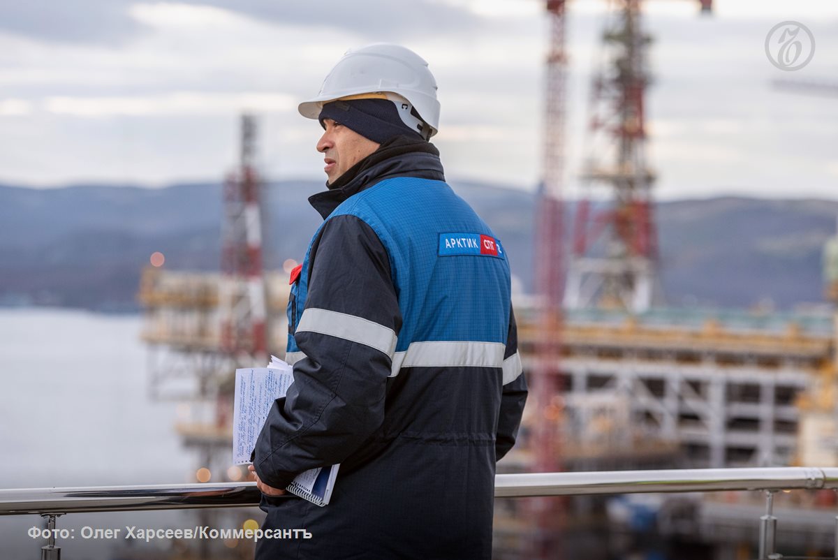 Газпром и НОВАТЭК обменяются СПГ для газификации Камчатского края По данным Ъ в Петропавловск Камчатский будет поставляться сжиженный природный газ СПГ из плавучего хранилища НОВАТЭКа Коряк ПХГ а НОВАТЭК будет забирать СПГ крупнотоннажными партиями с проекта Газпрома Сахалин 2 по равнозначной цене По оценкам аналитиков это позволит обеим сторонам хоть и несущественно но сократить транспортные расходы Вместе с тем до сих пор не ясен механизм компенсации Газпрому потерь от продажи газа на Камчатке по регулируемой цене Схема газоснабжения Камчатского края обсуждается не первый год Дополнительные поставки СПГ нужны из за того что потенциала местных месторождений Газпрома недостаточно Сейчас недостающие потребности региона покрываются за счет сжигания дорогостоящего мазута Ъузнал