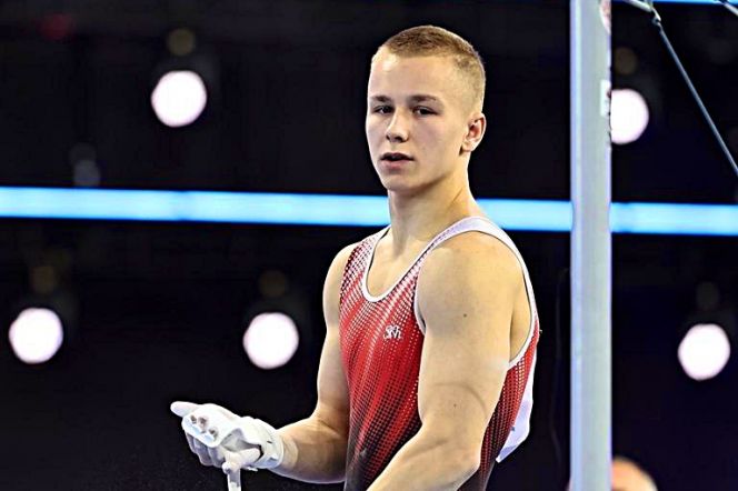 Алтайский гимнаст Максим Кохановский выступил в финале личного многоборья на чемпионате России После выступления на шести снарядах алтайский гимнаст набрал 71 899 балла и занял 17 е место В субботу 4 октября другой алтайский гимнаст Сергей Найдин выступит в финале упражнений на перекладине Прямые трансляции доступны в официальной группе Федерации гимнастики России и на телеканалах холдинга Матч
