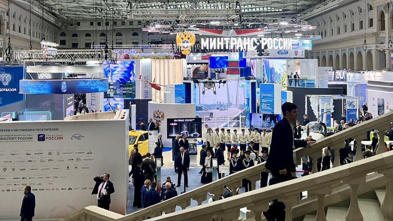 XIX Международный форум и выставка транспорт России начали работу в Москве Гостей ждет насыщенная деловая программа свыше 30 деловых форматов с участием более 300 экспертов профессионалов из всех регионов России и других стран Более 100 компаний экспонентов выставки продемонстрируют самые сильные достижения и прогрессивные предложения в области транспорта   Мероприятие проводится на территории Гостиного двора в Москве и продлится с 18 по 20 ноября Среди участников XIX Международного Форума Транспорт России первые лица министерств и ведомств представляющие интересы органов исполнительной власти главы или заместители глав администраций субъектов Российской Федерации владельцы и операторы транспортной инфраструктуры инвестиционные компании производители разработчики и другие   На форуме 2025 года будет обсуждаться все что составляет экономику транспорта Ключевые аспекты перевозки инфраструктура сервис ценообразование логистика производство цифровизация Особый акцент на развитии международных транспортных коридоров и формировании устойчивых цепочек поставок Мероприятие проводится Министерством транспорта Российской Федерации начиная с 2007 года а с 2016 года при поддержке Правительства Российской Федерации ФБУ Росавтотранс активный участник деловой программы форума В этом году организована тематическая отраслевая конференция в формате Круглого стола посвященную теме пассажирских перевозок автомобильным транспортом Автобус который знает куда едет Участники обсудят актуальные вопросы совершенствования пассажирских перевозок внутри российских субъектов и в межрегиональном сообщении Модератором конференции выступит генеральный директор ФБУ Росавтотранс Евгений Мошин Подписаться в Telegram MAX