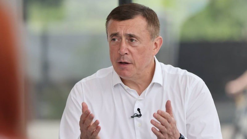 Губернатор Валерий Лимаренко обсудил с журналистами поддержку участников СВО 11 июля глава региона встретился с главными редакторами островных средств массовой информации, чтобы ответить на вопросы, которые больше всего сейчас волнуют журналистов и общественность. По словам ветерана Ярослава Урбаха, открытость губернатора и его искренний интерес к людям показывает его стремление работать на благо жителей региона. Валерий Лимаренко по-человечески пообщался с каждым участником проекта, что тронуло ветерана. Мы очень приятно удивлены отношением Валерия Игоревича к нам и самой программе „Герои Сахалина и Курил“. Несмотря на его плотный график, губернатор нашел возможность пообщаться с каждым участником проекта, вникнуть в наши проблемы, попытался помочь нам реализовать себя и наш потенциал. Мы все видим и чувствуем, как важны для него. В данном случае сложно переоценить вклад губернатора в программу и его внимание к бойцам СВО, — поделился Ярослав Урбах. ——— : Прислать нам новость: