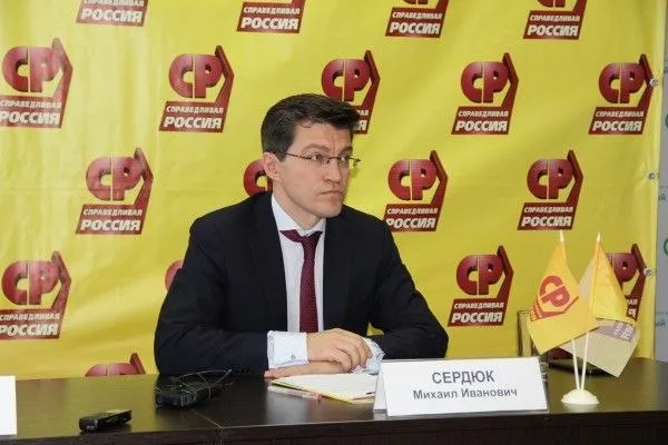 Михаил Сердюк освободил региональное кресло руководителя фракции партии эсеров которое он занимал больше 20 лет Но партийные ряды при этом не покинул более того в определенном смысле даже ушел на повышение стал советником Председателя партии Сергея Миронова Поэтому слухи о якобы конфликте между этими партийцами оказались неверными Причина ухода Сердюка с поста руководителя регфракции вполне объяснимая Эта должность требует особенно в избирательной год большой личной активности и такой же финансовой нагрузки Сегодня экономическая ситуация не позволяет Сердюку ни того ни другого абсолютно все предыдущие избирательные кампании в ХМАО партии СР он полностью финансировал а это сотни млн руб Пока руководителем фракции центр назначил А Ремезкова Насколько временно сейчас и решается этот вопрос Понятно что региональным лидером партии на выборах должен быть свой узнаваемый человек и желательно с деньгами В кандидатах на эту должность рассматривается в том числе еще один известный сургутянин