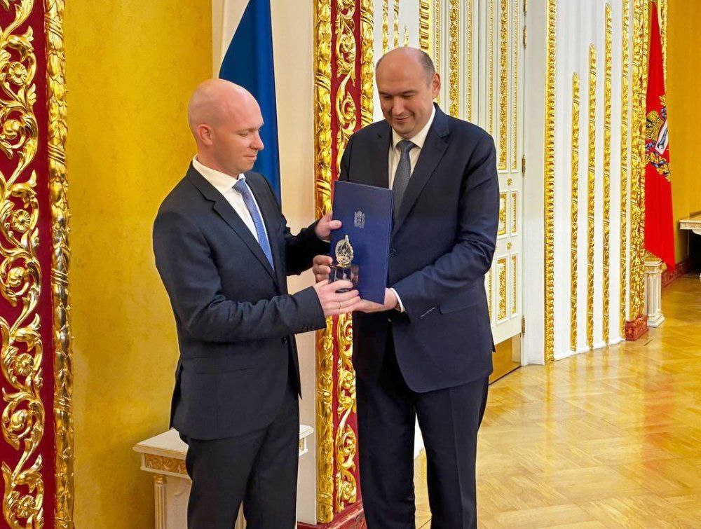 ORSK RU 18 Фабрика Орские колбасы признана лидером экономики Оренбуржья Награду руководителю предприятия вручил врио губернатора 26 августа в Оренбурге состоялось награждение победителей конкурса Лидеры экономики Оренбуржья Одним из 59 победителей стала фабрика Орские колбасы довольно молодая ей всего 8 лет но это уже один из самых важных игроков на рынке мясопереработки Оренбургской области и фабрика второй год подряд становится победителем этого престижного конкурса Помимо главного приза хрустальной статуэтки в этом году она была удостоена диплома победителя в номинации Лидер экономики и диплома лауреата в номинации Организация высокой социальной эффективности а также благодарственного письма за вклад социально экономическое развитие Оренбургской области Подробности подробнее на канале ORSK RU 18