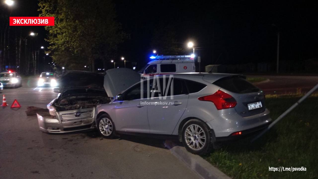 В Пскове на улице Инженерной, 90В произошло столкновение автомобилей Toyota и Ford. В результате ДТП пострадала пассажирка Toyota Avensis 1997 года рождения. На месте работают спасатели АСС, бригада медицины катастроф и сотрудники ГАИ. Пострадавшая госпитализирована. Обстоятельства аварии выясняются.