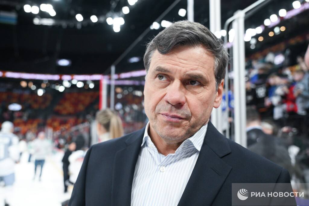 Тренер минского Динамо Дмитрий Квартальнов отправится вместе с командой на выездные матчи КХЛ Ранее СМИ сообщали что Квартальнов принял решение покинуть клуб в знак протеста против увольнения тренера Игоря Горбенко который входил в его штаб и работал в клубе с декабря 2024 года Подписывайтесь на РИА Новости Спорт в MAX