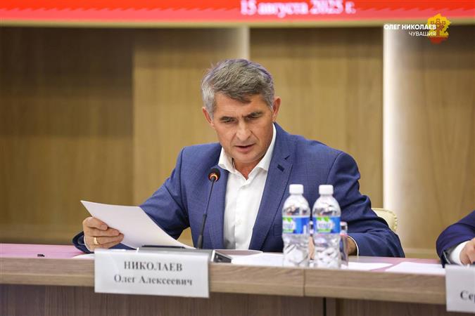 В Чувашской Республике ввели запрет на фото и видеосъёмку беспилотников По итогам заседания оперативного штаба Чувашской Республики принял необходимое решение на территории Чувашии вводим полный запрет на фото и видеосъёмку беспилотных атак мест падения беспилотников действий силовиков и территорий охраняемых важных объектов региона Запрещается также размещать такую информацию в интернете СМИ и соцсетях написал Глава Чувашии Олег Николаев в своем телеграмм канале Особенно это нужно в условиях режима Беспилотная опасность когда использование беспилотников строго запрещено по всей территории республики Целью запрета является предотвращение возможной утечки информации которой может воспользоваться противник для новых ударов Приоритетом является защита жизни и обеспечение безопасности жителей Нарушение установленных ограничений влечет за собой административную ответственность ХЫПАР