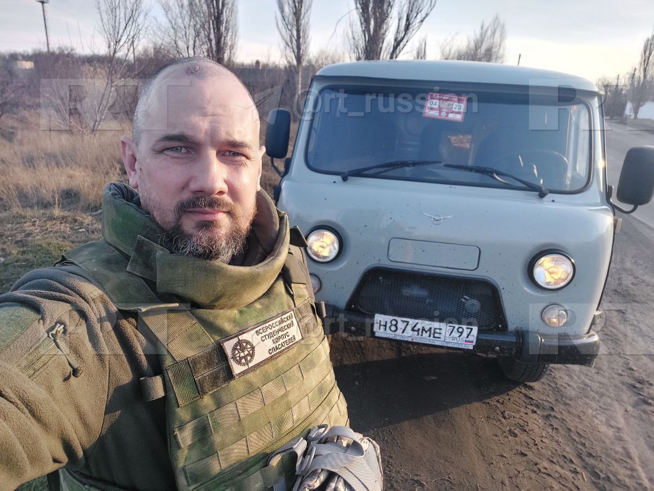 Волонтёры под обстрелом спасли бойца, которому оторвало ногу.        Спасатель из Иркутска Яков Миндрулёв вместе с женой занимается доставкой гуманитарной помощи. Он рассказал RT, как осенью 2024 года под Горловкой они спасли военного:     «Мы с женой Нией везли гуманитарку землякам. Перед нами ехала машина, которая при нас взорвалась. Подъехали поближе, увидели, что возле горящего УАЗа лежит мужчина в форме. У него оторвало ногу, он терял много крови».   Яков и Ния  на фото  наложили жгут на бедро, остановили кровь. Погрузили раненого бойца  у него позывной Добрый  в машину. Их атаковали вражеские БПЛА, снаряды падали рядом.  Яков рассказывает:    «По дороге к нашим [военным] нас преследовали украинские дроны, несколько раз пытались ударить по нам. Машину немного зацепило, но мы сумели доехать до наших военных. Всю дорогу разговаривали с пострадавшим, чтобы контролировать, в сознании он или нет».  Раненого привезли в расположение к командиру с позывным Князь. Он говорит, что враг постоянно обстреливает этот перекрёсток под Горловкой, поэтому его все стараются проехать как можно быстрее:             «Чтобы вот так остановиться и помочь пострадавшему — это огромный риск, нужно быть очень отважными и отзывчивыми».    Командир обратился к губернатору Иркутской области с просьбой наградить  Якова и Нию за спасение погибавших. Сами же волонтёры ищут Доброго, хотят узнать, как у него дела. Если вы знаете, как помочь им связаться, пишите в наш бот —  .    Подписаться   Прислать новость   Читать аналитику