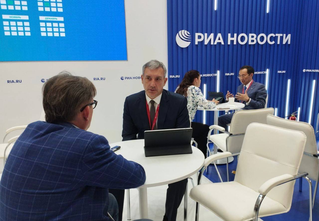 В ходе ПМЭФ дал интервью федеральным СМИ - РИА Новости и РБК. Рассказал о развитии Амурской области, о нашем экономическом и туристическом потенциале, реализации крупных инвестиционных проектов и сотрудничестве с нашим соседом - Китаем. Радует, что у федеральных изданий повышенный интерес к нашему региону. Интервью опубликовано на сайтах РИА Новости и РБК.