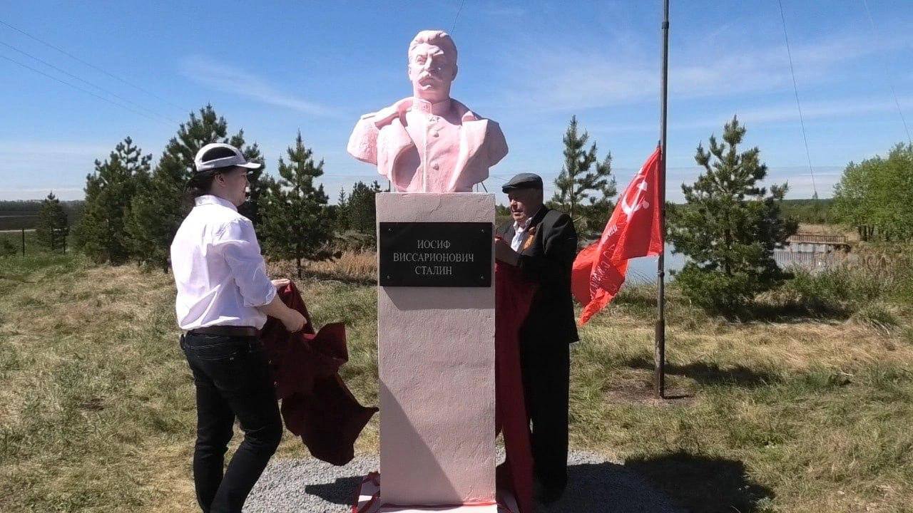 Розовый бюст Сталина установили в Башкирии Памятник появился в селе Амирово. Ранее местные жители выступили против его установки в центре населенного пункта, поэтому монумент разместили на частной территории. Как вам креатив? / Гриша про Путешествия