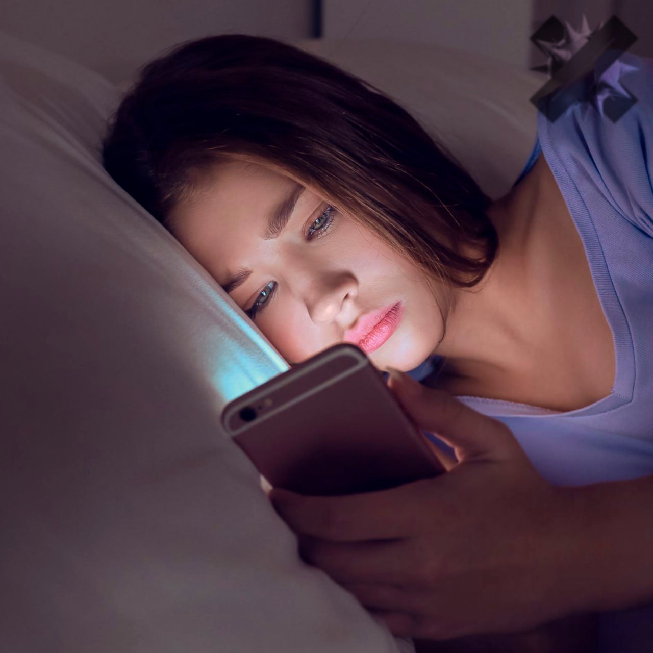 Залипая в рилсах лёжа на боку можно лишиться зрения 24 летний житель Китая лежал на боку и смотрел видосы в смартфоне в итоге пережал сосуды в глазу и на время почти полностью ослеп Теперь у него один глаз 6 второй 3 Врачи объяснили что такая поза нарушает кровоток и может приводить к резким скачкам нагрузки на сетчатку плюс одна фобия пох я так всегда делаю НМШ