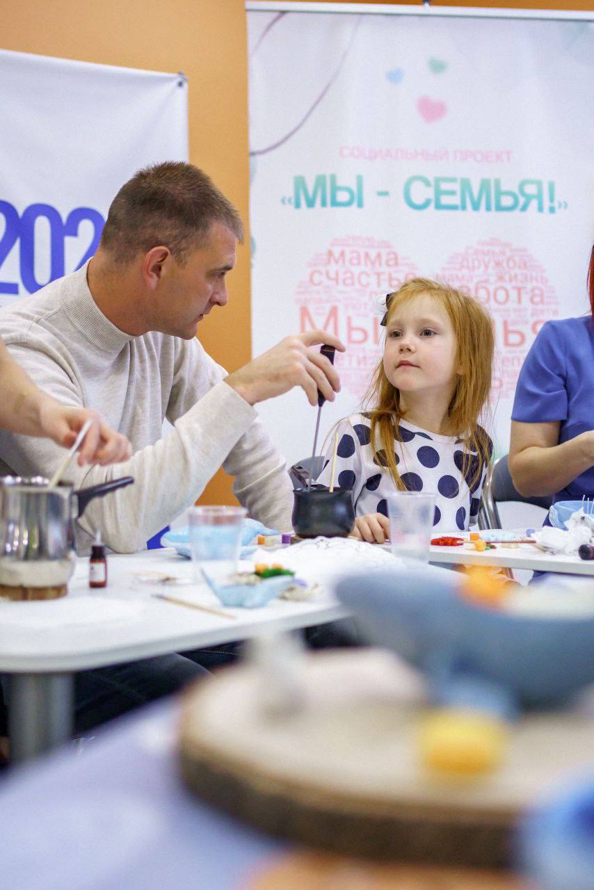 Сразу три проекта из Мурманской области победили во всероссийском конкурсе «Будущее — это мы!». Проект «Мы — семья» Елены Трапезниковой объединил больше 100 гарнизонных семей с помощью психологических тренингов и творческих мастерских. Мончегорский комплексный центр запустил проект «Семейное пространство «На активной волне», ориентированный на повышение качества жизни, развитие социальной активности семей и повышение психологической устойчивости. В Кандалакшском комплексном центре социального обслуживания населения провели оздоровительный летний отдых для детей с инвалидностью в рамках проекта «На здоровье с летом». Спасибо каждому, кто своим трудом, идеями и неравнодушием поддерживает семьи Заполярья. Таких людей в нашем регионе много — и это вдохновляет!