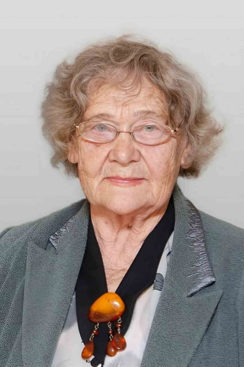 Старейший преподаватель геофака ВГУ умерла в Воронеже На 93 м году жизни скончалась доцент ВГУ Ирина Коваль сообщила 23 октября пресс служба вуза Ирина Константиновна была старейшим преподавателем геологического факультета доцентом кафедры полезных ископаемых кандидатом геолого минералогических наук В воронежском государственном университете она работала с 1956 года с 22 х лет С 1967 года Ирина Коваль вела курсы Геология полезных ископаемых и Минераграфия Коллеги отмечают ее принципиальность и требовательность к уровню знаний студентов