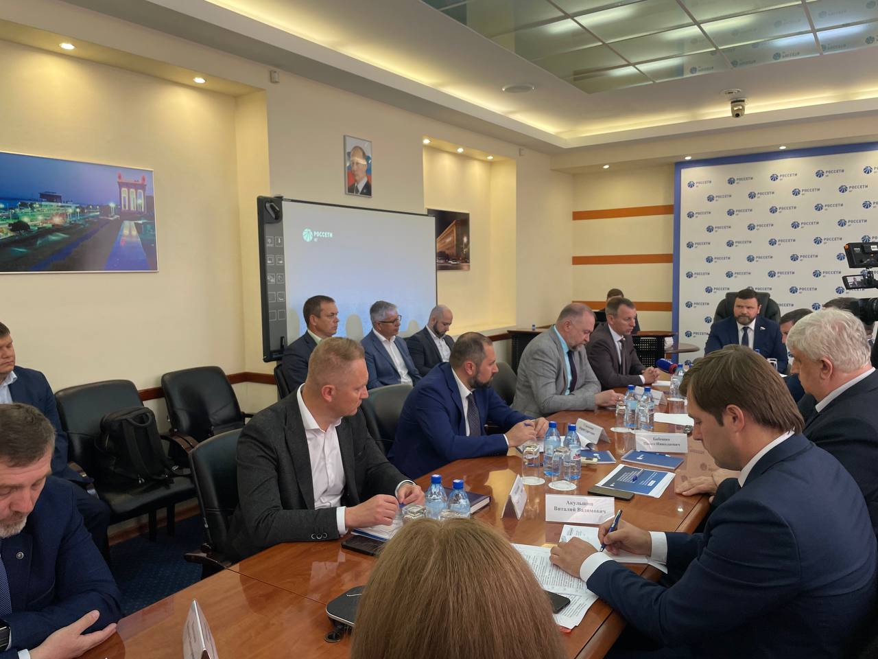 В Волгограде провели круглый стол с участием экспертов энергетической отрасли региона. Вместе с руководством филиала компании Россети-ЮГ и коллегами обсудили развитие энергетического комплекса России, необходимые законодательные решения для повышения эффективности электросетей и снижения уровня потерь в сетях.