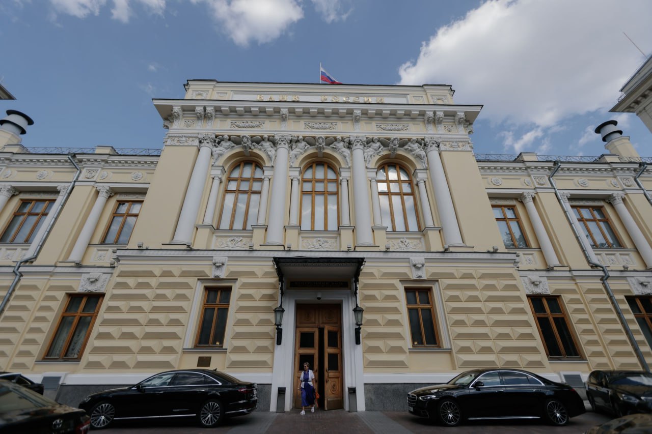 ЦБ рассматривает возможность внедрения нового механизма clawback возврата бонусов ранее выплаченных менеджменту если финансовое положение банка ухудшилось Об этом говорится в докладе Банка России об основных направлениях регулирования и надзора за кредитными организациями В нем указано что новый поход должен повысить заинтересованность менеджмента банков в поддержании их финансовой устойчивости В 2022 году после масштабных западных санкций на сектор ЦБ ввел временные послабления до 2028 года для участников рынка не применяются полные надбавки по капиталу и за системную значимость Эти требования постепенно повышаются но банки могут не соблюдать их Санкции за это запрет на распределение дивидендов и выплату компенсационных бонусов но на вознаграждения из фонда оплаты труда мера не распространяется говорится в докладе Регулятор намерен до конца года определиться с доработкой ограничений на бонусы управленцам при ухудшении финансового положения из банков а также рассмотреть возможность внедрения механизма clawback Фото Михаил Гребенщиков РБК Читать РБК в Telegram