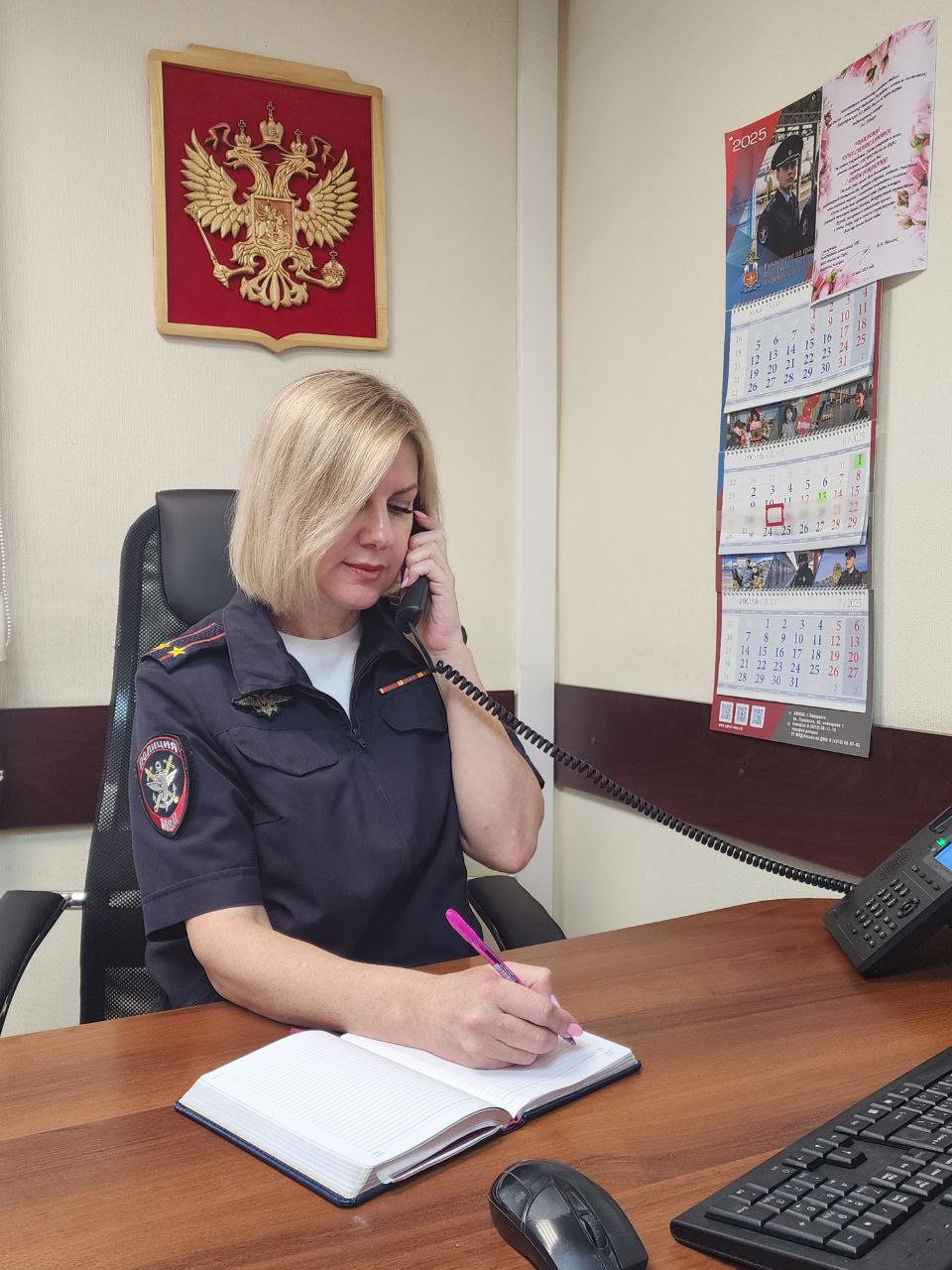 В Находкинской транспортной полиции прошла «Прямая линия» #ПрямаяЛиния В Находкинском ЛО МВД России на транспорте прошла Прямая телефонная линия с начальником отделения по работе с личным составом подполковником полиции Анной Шевкун, посвященная вопросам трудоустройства в органы внутренних дел. В течение часа на прямую линию поступило пять звонков от граждан, заинтересованных в поступлении на службу. Наиболее часто задаваемые вопросы касались возрастных ограничений для кандидатов, возможностей обучения в профильных учебных заведениях, а также социальных гарантий и льгот, предоставляемых сотрудникам МВД. В результате проведенного мероприятия всем обратившимся были представлены исчерпывающие ответы на все интересующие вопросы. Дальневосточная полиция - подписаться