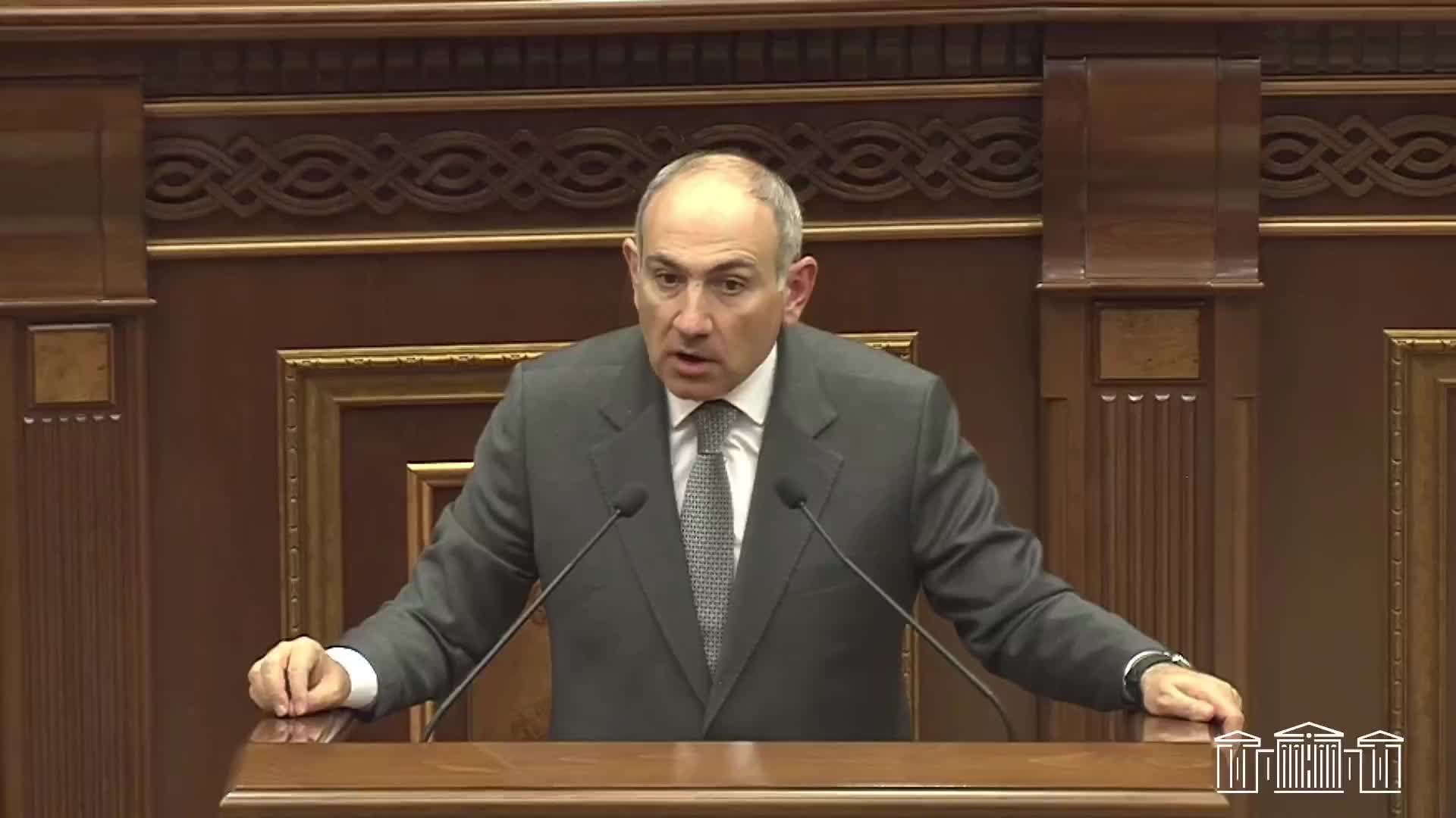 Пашинян отвечает на обвинения оппозиции в парламенте