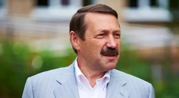 Скляр ответил Пашиняну на странное высказывание в адрес Калужской области Напомним, что накануне премьер-министр Армении сказал: Это вам не деревня Нижний Тапр в Калуге. Так он пытался, видимо, подчеркнуть свою значимость. А сегодня Пашиняну ответил калужский депутат Госдумы Геннадий Скляр. По его словам, наш регион всегда отличался дружелюбием и тем, что принимал на своей земле всех, кто готов работать и дружить Скляр выразил мнение, что Пашинян «в своей горячке» выбрал не самые подходящие слова, говоря о задержании предпринимателя Карапетяна. ES! - канал. Подписаться