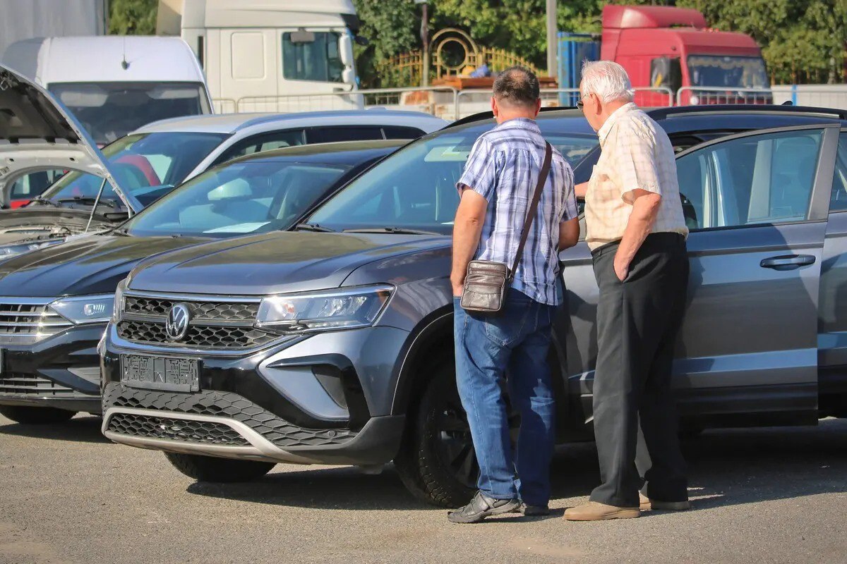 Мошенники предлагают россиянам автомобили по очень выгодным ценам с доставкой до порога В МВД рассказали о новой схеме аферистов на этот раз играют они по крупному и торгуют несуществующими машинами По меньшей мере три человека в разных регионах страны попались Жертв мошенники находят на интернет площадках представляясь продавцами автомобилей Как понять что вас пытаются вовлечь в покупку несуществующего автомобиля Аферисты просят оплатить таможенный налог по переводу на физлицо предлагают цену на автомобиль значительно ниже рыночной обещают оформить доставку до порога Подписаться на truekpru