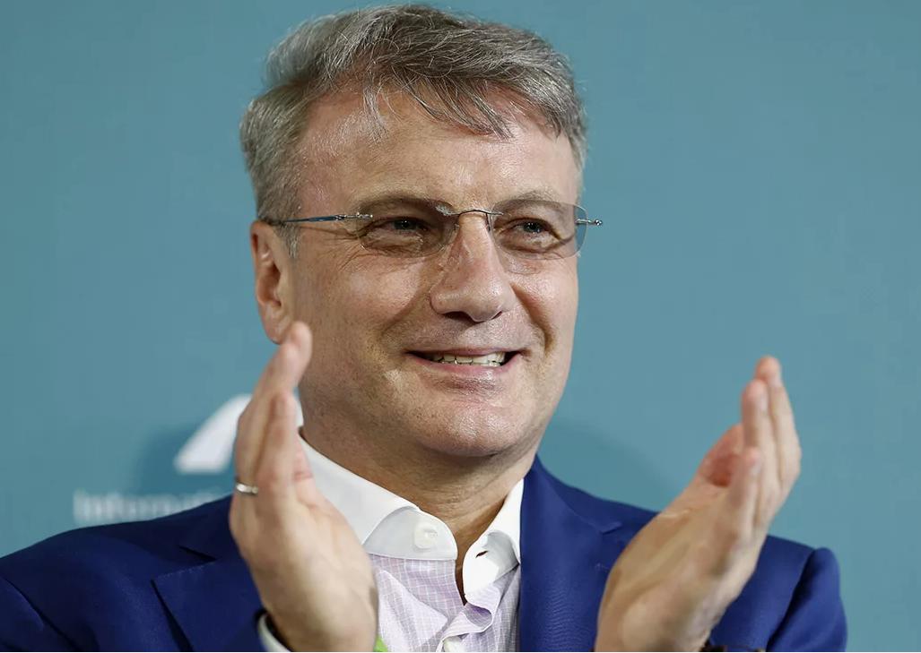 Верховный суд разрешил банкам не возмещать убытки даже за необоснованную блокировку счетов граждан и предпринимателей Верховный суд РФ признал что банки не отвечают за потери клиента которые возникли из за ограничения дистанционных платежей в связи с подозрениями в нарушении антиотмывочного закона У клиента оставалась возможность подать документы в отделение в бумажном виде его права не нарушены максимум что он может сделать оспорить банковскую комиссию если та будет завышена сочли в ВС Потребность в срочной оплате и отсутствие поблизости офисов банка также не являются аргументом признал ВС дело А32 29429 2024 В пресс службе Альфа банка сообщили что согласны с позицией ВС Там уточнили что банк действует строго в рамках законодательства и применяемые ограничения оправданны но при предоставлении клиентом необходимой информации банк всегда готов пересмотреть решение Формально банк не блокировал счет полностью оставив возможность бумажного взаимодействия но такой подход игнорирует современную бизнес реальность Сейчас подача платежек на бумаге это безусловно архаизм по данным ЦБ более 99 расчетных документов поступают в электронном виде Странным кажется и вывод суда о том что доступность отделения и наличие в компании сотрудника для подачи бумажных документов относятся к личным проблемам клиента так как такая позиция не учитывает несимметричность отношений когда банк в одностороннем порядке ограничивает онлайн обслуживание а все бремя последствий перекладывается на клиента Отсылка суда на рекомендации ЦБ от 2007 года просто смешна ведь почти за 20 прошедших лет дистанционные каналы стали основной формой взаимодействия даже у традиционных банков Ряд юристов допускает учащение блокировок онлайн платежей после решения ВС учитывая снижение рисков взыскания с банков убытков Если банки воспримут позицию ВС буквально риск временной блокировки онлайн платежей может стать серьезным фактором для граждан и предпринимателей фактически парализующим текущие операции Решение ВС фактически подтвердило уже сложившийся тренд Банк вправе применять ограничительные меры при наличии признаков сомнительности операций в рамках требований 115 ФЗ и собственных риск политик Суд зафиксировал что реализация процедур внутреннего контроля сама по себе не является нарушением прав клиента если действия банка основаны на законе и договоре Банк всегда прав Юридические услуги Youtube Rutube Дзен ВК МАХ Купить рекламу