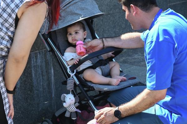 В Госдуме предложили продавать детские смеси по назначению врача Это инородный продукт для ребёнка Как у любого лекарства у него есть показания противопоказания а также побочные действия Врачи должны предупреждать об этом кормящих матерей В беседе с радиостанцией Говорит Москва зампред комитета нижней палаты парламента по защите семьи вопросам отцовства материнства и детства Татьяна Буцкая подчеркнула что сейчас этот вопрос прорабатывается Рецептурные у нас только лекарства Поэтому смеси продаются без рецепта Но поскольку каждая молочная смесь имеет свои показания и противопоказания то безопаснее для здоровья ребенка было бы покупка родителями смеси по рекомендации врача В рамках работы над ГОСТом на молочные пункты такие предложения уже обсуждаются Решение будет найдено потому что это решение во благо наших детей   govoritmoskva ru news 477052