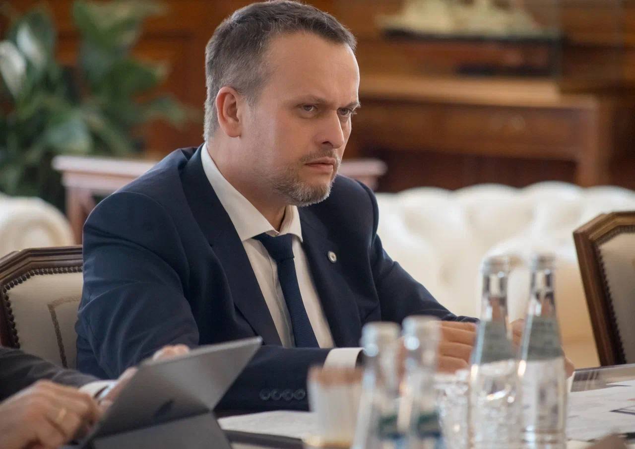 Министр транспорта Андрей Никитин провёл встречу с главой Тывы Владиславом Ховалыгом  Главные направления работы: ремонт трассы Абакан — Ак-Довурак  236,7 км , обновление федеральной трассы Р-257 «Енисей» и развитие международного коридора Россия — Монголия — Китай.  Особое внимание уделяется модернизации пункта пропуска Хандагайты. После реконструкции его пропускная способность увеличится до 200 машин в сутки. Уже возведены основные здания, проложены сети водоснабжения, смонтировано оборудование весогабаритных комплексов.  В 2024 году аэропорт Республики Тыва обслужил более 138 тысяч пассажиров — это на 25% больше, чем в прошлом году. Положительная динамика сохраняется и в 2025 году.  #регионы      Написать нам