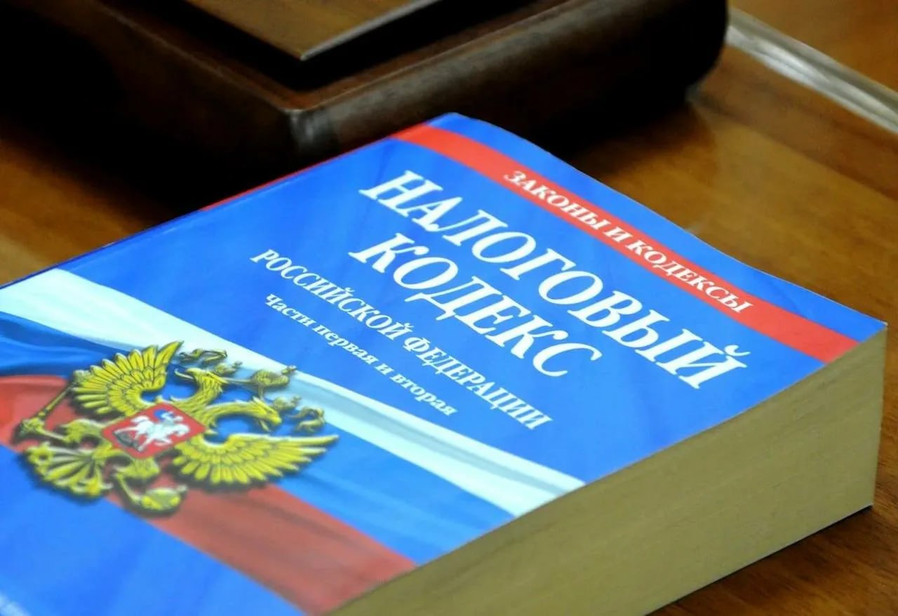 Житель ЛНР приобрел недвижимости более чем на 19 миллионов и забыл о налоговой Налоговые органы новых регионов не только проводят разъяснительную работу по вопросам применения ККТ но и обеспечивают соблюдение порядка её применения Для этого помимо выездных мероприятий специалисты осуществляют дистанционный анализ деятельности налогоплательщиков с учетом банковских выписок сведений о суммах прошедших через ККТ задекларированных доходов и т д Например в ходе анализа данных автосервиса выявлено несоответствие при задекларированном доходе в 1 9 млн рублей и полном отсутствии поступлений на расчетные счета налогоплательщиком была приобретена недвижимость стоимостью 19 1 млн рублей  Установлено что оплата услуг поступала на карту физического лица и наличными без применения кассового аппарата После проведенных рабочих встреч налогоплательщик добровольно представил уточненную декларацию с доходом 13 млн рублей и доплатил в бюджет 400 тыс рублей Контроль за применением ККТ и полнотой отражения доходов направлен не только на пополнение бюджета но и на защиту добросовестного бизнеса