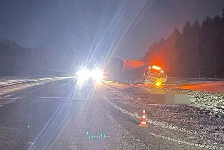 Водитель фуры насмерть сбил пешехода перебегавшего трассу в Искитимском районе вне зоны пешеходного перехода По предварительной информации ДТП произошло на 80 км автодороги Р 256 в понедельник в 19 25 уточнили в пресс службе ГАИ НСО