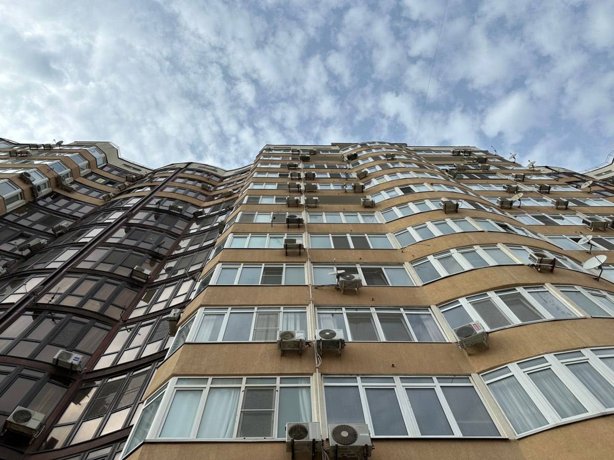 РБК Краснодар   Запасов нераспроданного жилья в Краснодаре хватит на 4 года  Возможное введение ограничений на жилое строительство в Краснодаре не приведет к значительному росту цен в краткосрочной перспективе.  Однако если мера будет действительна более четырех лет, то это может привести к значительному росту цен на недвижимость и к ограничению ее доступности. @